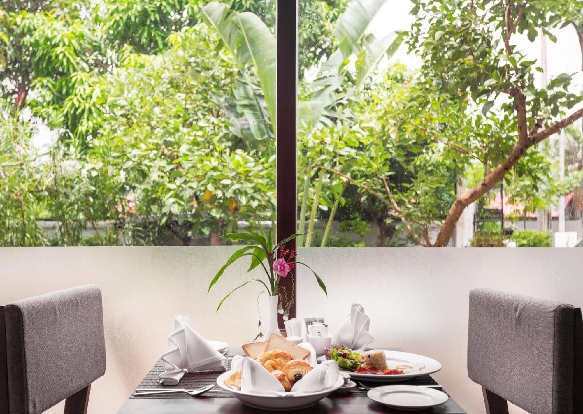 The Calm Oasis Hotel Siem Reap Bagian luar foto
